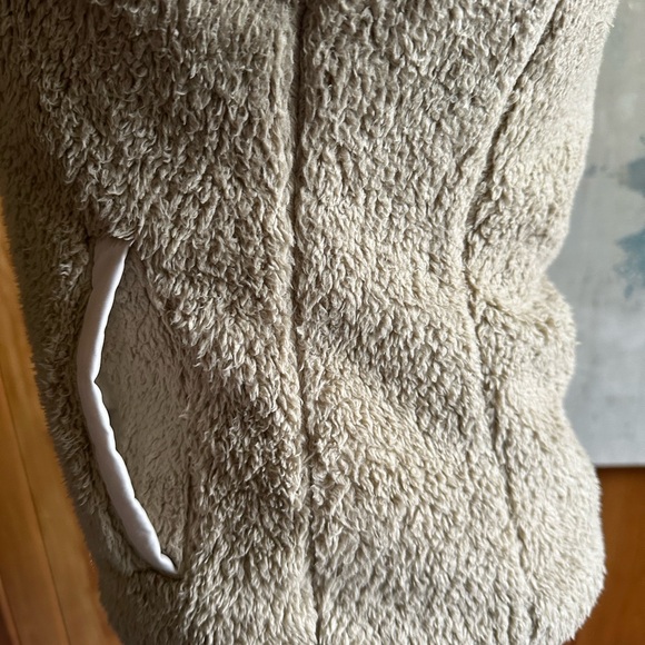 Patagonia Women’s Size Small Vest! Beige. Fluffy. Soft. - Picture 6 of 16